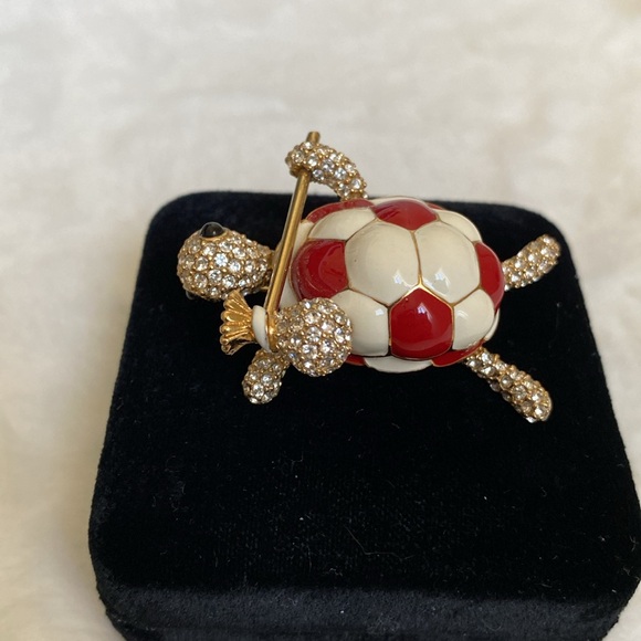 *NWT* Rare Vintage CINER Red & White Enamel/Gold Plated/Crystal Turtle Brooch - Picture 3 of 7